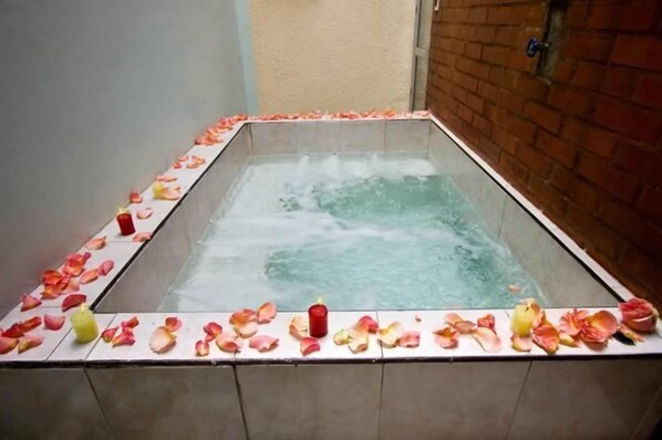 Indoor spa tub - Hotel Nevada (Cali)