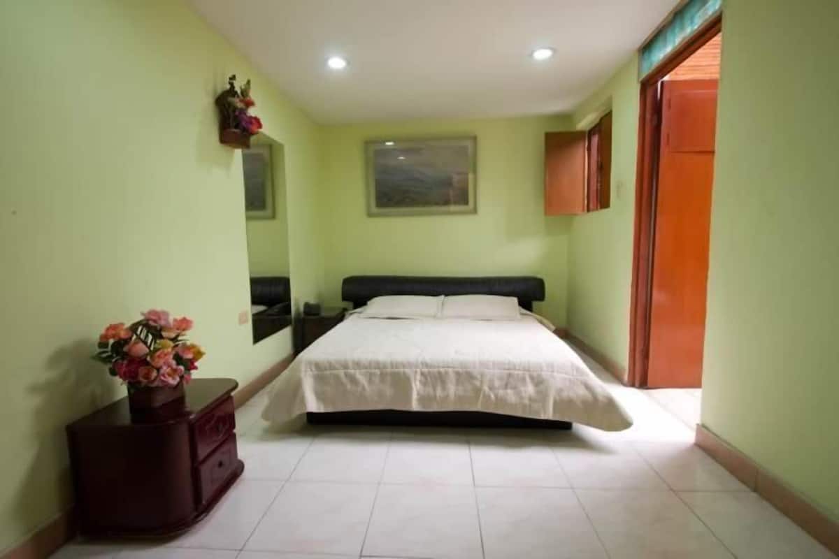 Habitación superior | Caja fuerte, tabla de planchar con plancha, camas supletorias
