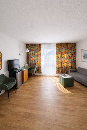 Habitación doble | Caja de seguridad en la habitación y escritorio