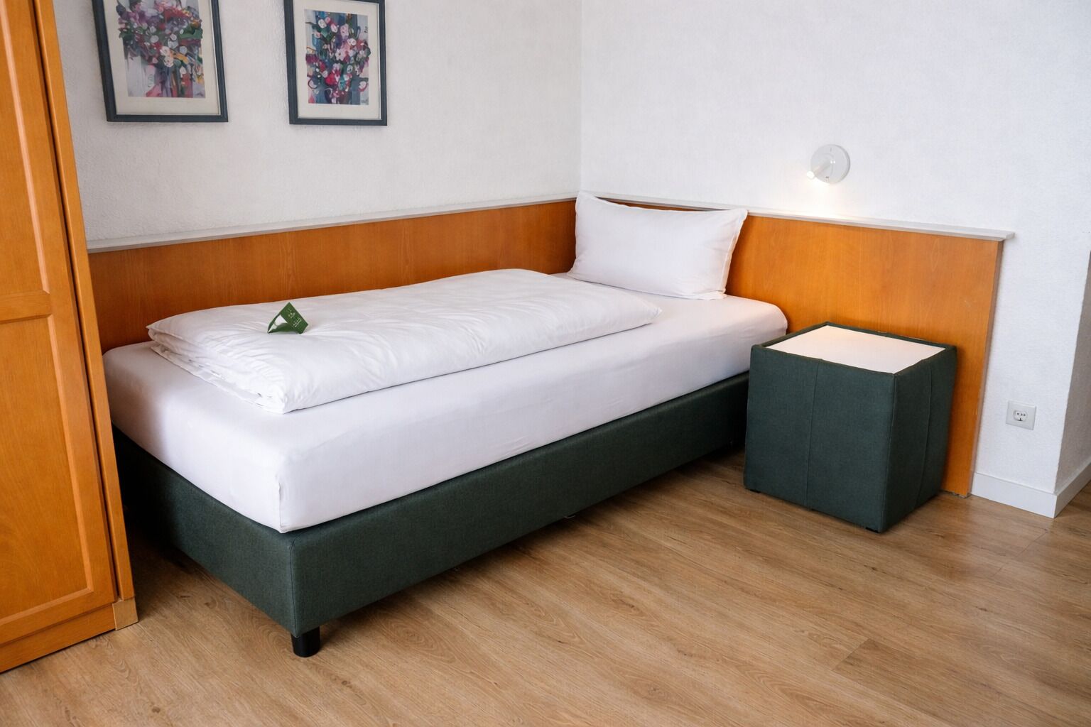 Habitación individual | Caja de seguridad en la habitación y escritorio 