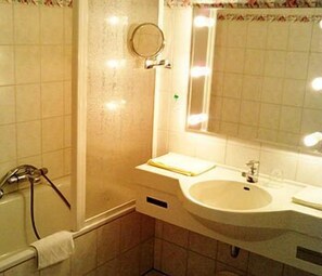 Double Room | Bathroom | Shower, free toiletries, hair dryer, towels - Klusenhof (Lippstadt)
