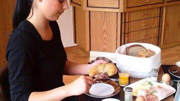Frühstück (7 EUR pro Person)