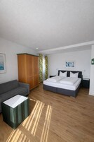 Habitación doble | Caja fuerte, escritorio, espacio para trabajar con un portátil