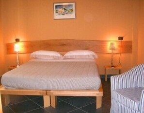 Kahden hengen standard-huone (yksi tai kaksi sänkyä), tupakointi kielletty | Työpöytä, ilmainen Wi-Fi, vuodevaatteet