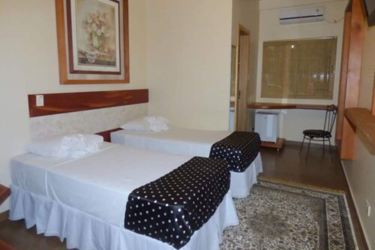 Camera con 2 letti singoli | Minibar, tende oscuranti, Wi-Fi gratuito, lenzuola