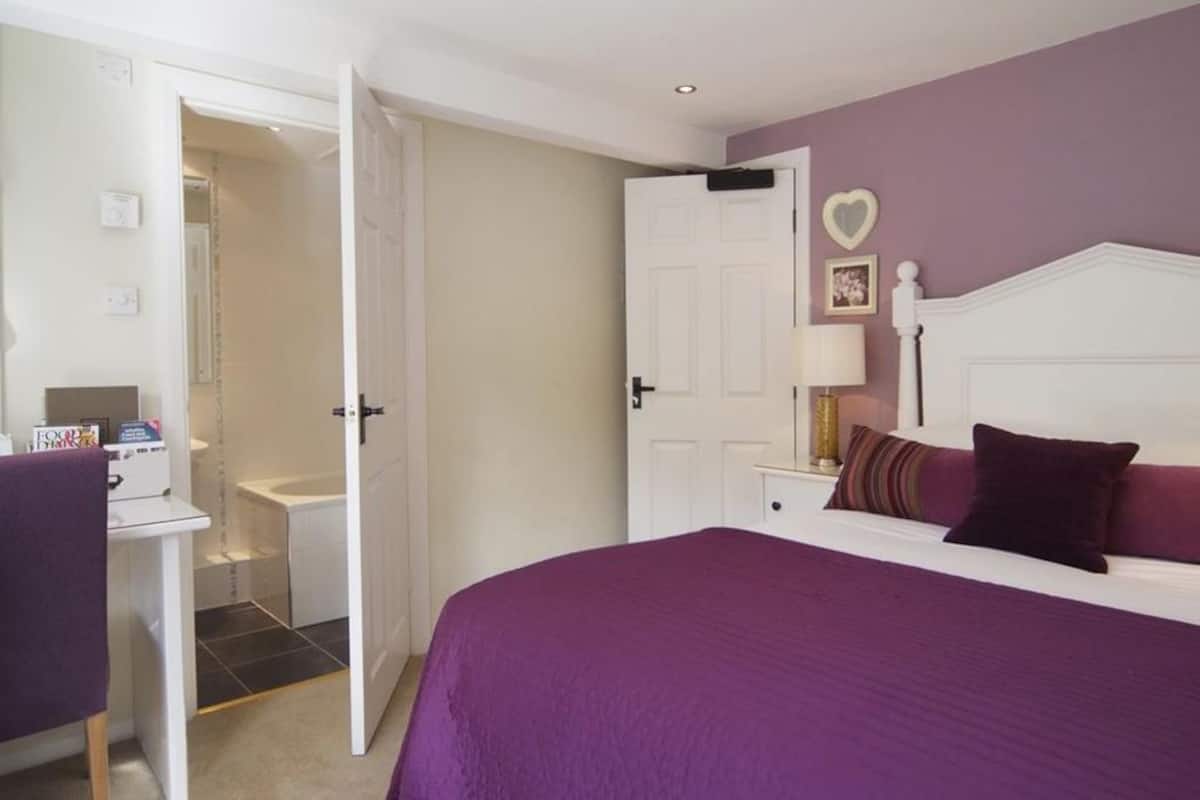 Classic Double Room, 1 Double Bed | Premium bedding, in-room safe, desk, blackout drapes