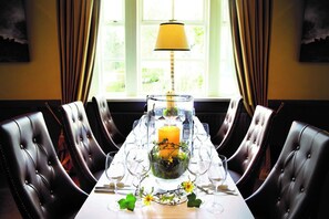 Frokost, lunsj og middag serveres, utsikt mot hagen