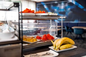 Desayuno buffet los fines de semana (EUR 14.5 por persona)
