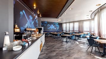 Desayuno buffet los fines de semana (EUR 14.5 por persona)