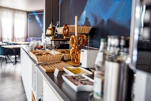 Se ofrece un desayuno bufé los fines de semana (por un coste adicional)