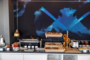 Bữa sáng buffet vào ngày cuối tuần (14.5 EUR/mỗi người) 