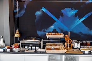 Bữa sáng buffet vào ngày cuối tuần (14.5 EUR/mỗi người)