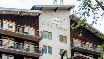A building with balconies and a sign that reads "Penilla Wiberg Hotel".