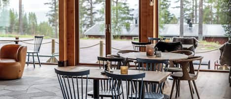 Frokost, lunsj og middag serveres, internasjonale retter