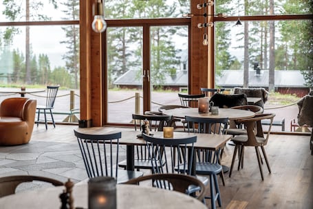 Café da manhã, almoço e jantar; culinária internacional . Pernilla Wiberg Hotel