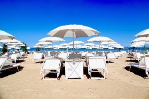 Playa privada, sillas reclinables de playa, sombrillas, toallas de playa