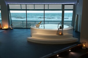 Couples treatment rooms, sauna, hot tub, steam room, Turkish bath