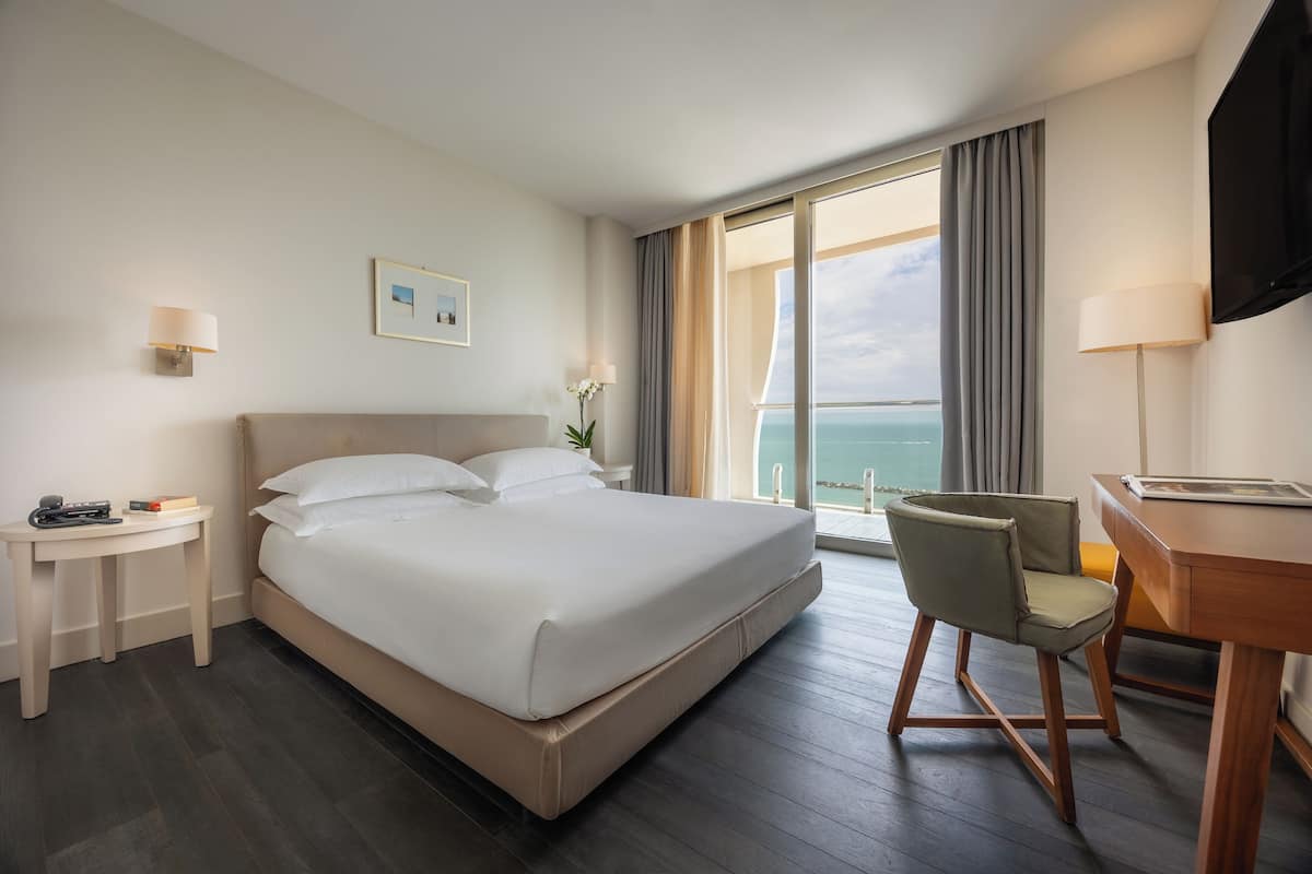 1 bedroom, premium bedding, down comforters, Select Comfort beds