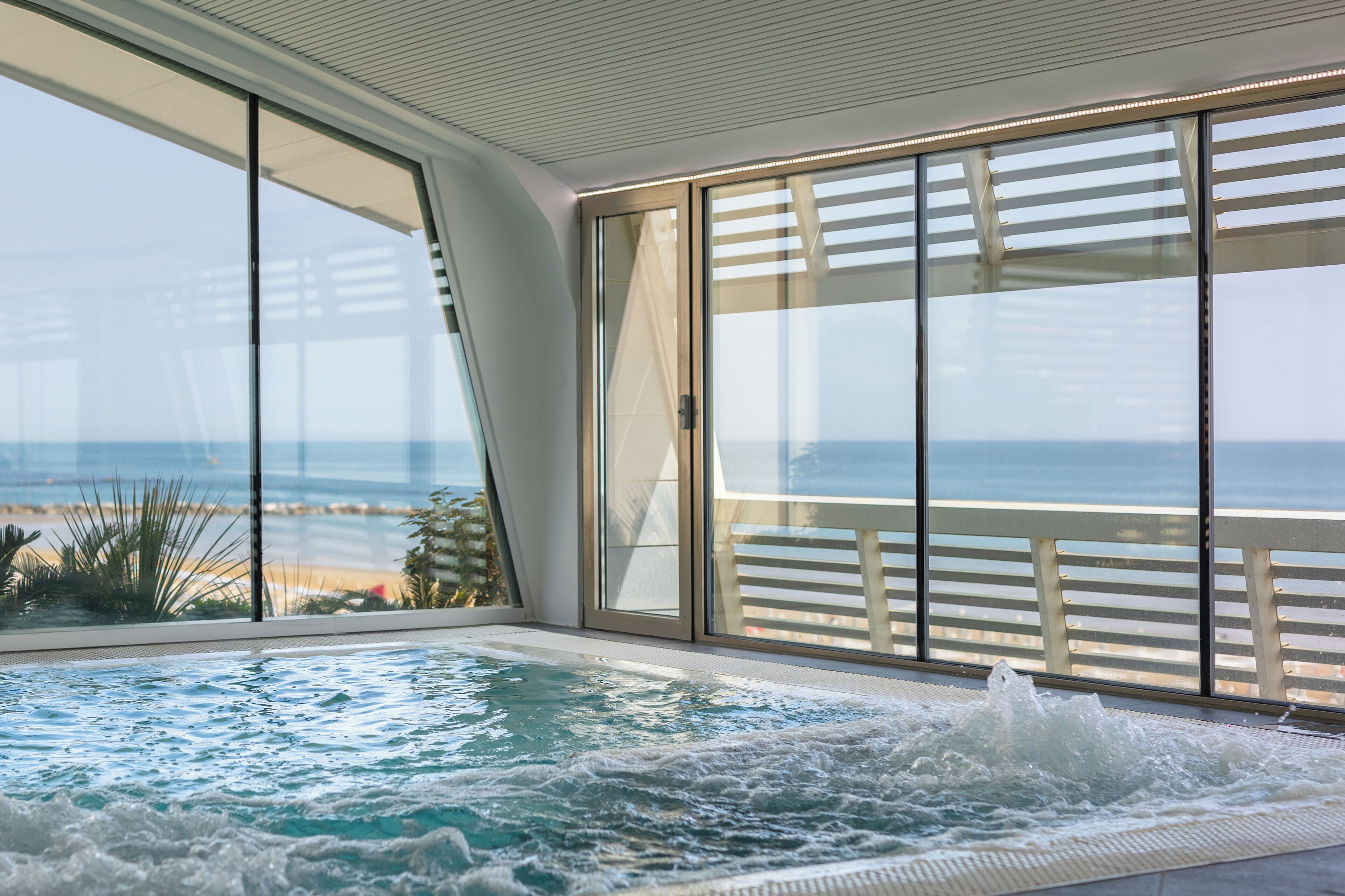 Un jacuzzi con vista a la playa y al océano.