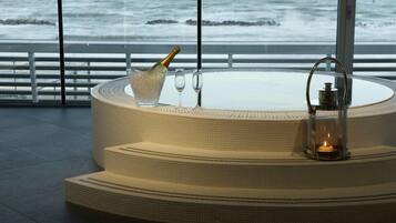 Couples treatment rooms, sauna, hot tub, steam room, Turkish bath