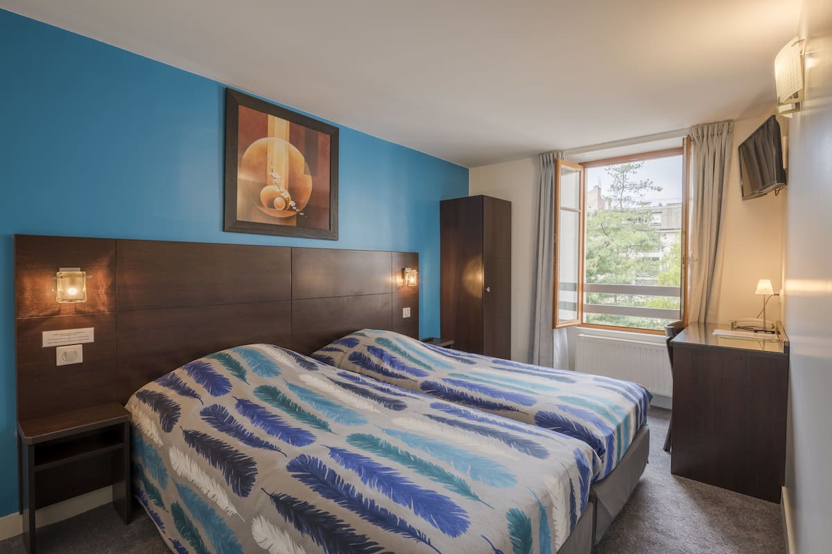 Twin Room | Premium bedding, desk, soundproofing, iron/ironing board