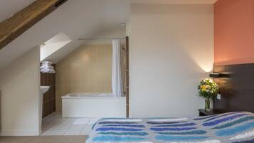 Dobbeltrom – superior | Sengetøy av topp kvalitet, skrivebord, lydisolert og strykejern/-brett