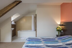 슈피리어 더블룸 | 고급 침구, 책상, 방음 설비, 다리미/다리미판