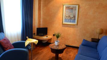 Hypo-allergenic bedding, minibar, blackout drapes, iron/ironing board