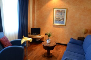 ملاءات للفراش لا تسبب الحساسية وميني بار وستائر تعتيم ومكواة/لوح كي