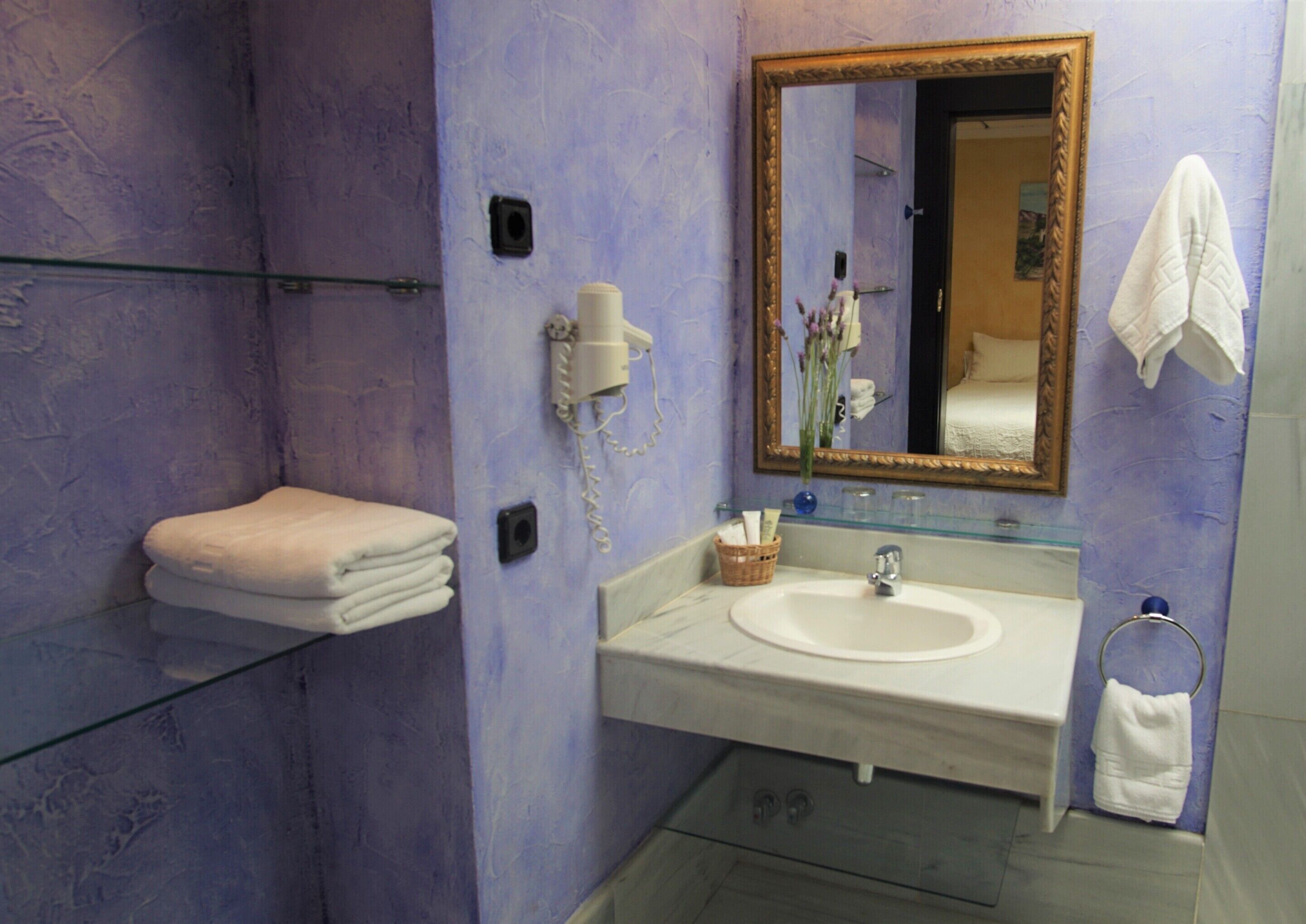 junior suite | bathroom | shower, free toiletries, hair dryer, towels