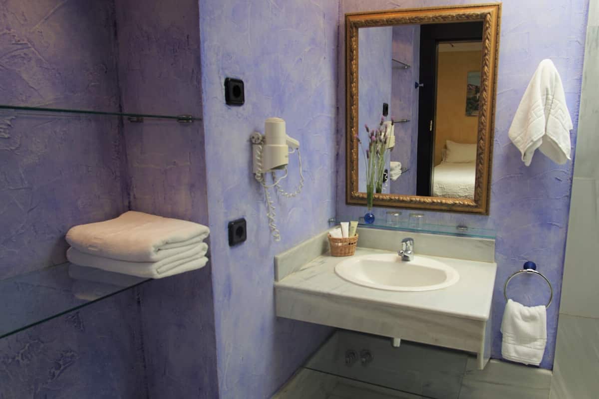 junior suite | bathroom | shower, free toiletries, hair dryer, towels