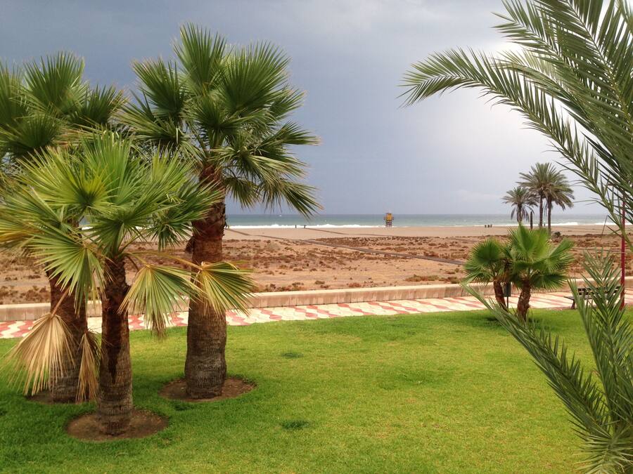 Nära stranden och vit sandstrand
