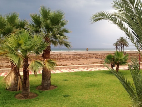 Beach nearby, white sand. Tikar