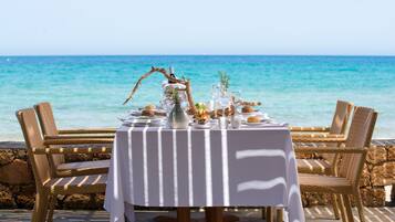 Breakfast, lunch and dinner served