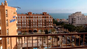A hotel with a view of the sea, featuring a balcony with a railing. - La Rapita (Sant Carles de la Rapita)