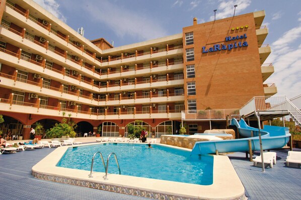 Ein Hotel mit mehreren Balkonen, einem Schwimmbad und einer Rutsche.