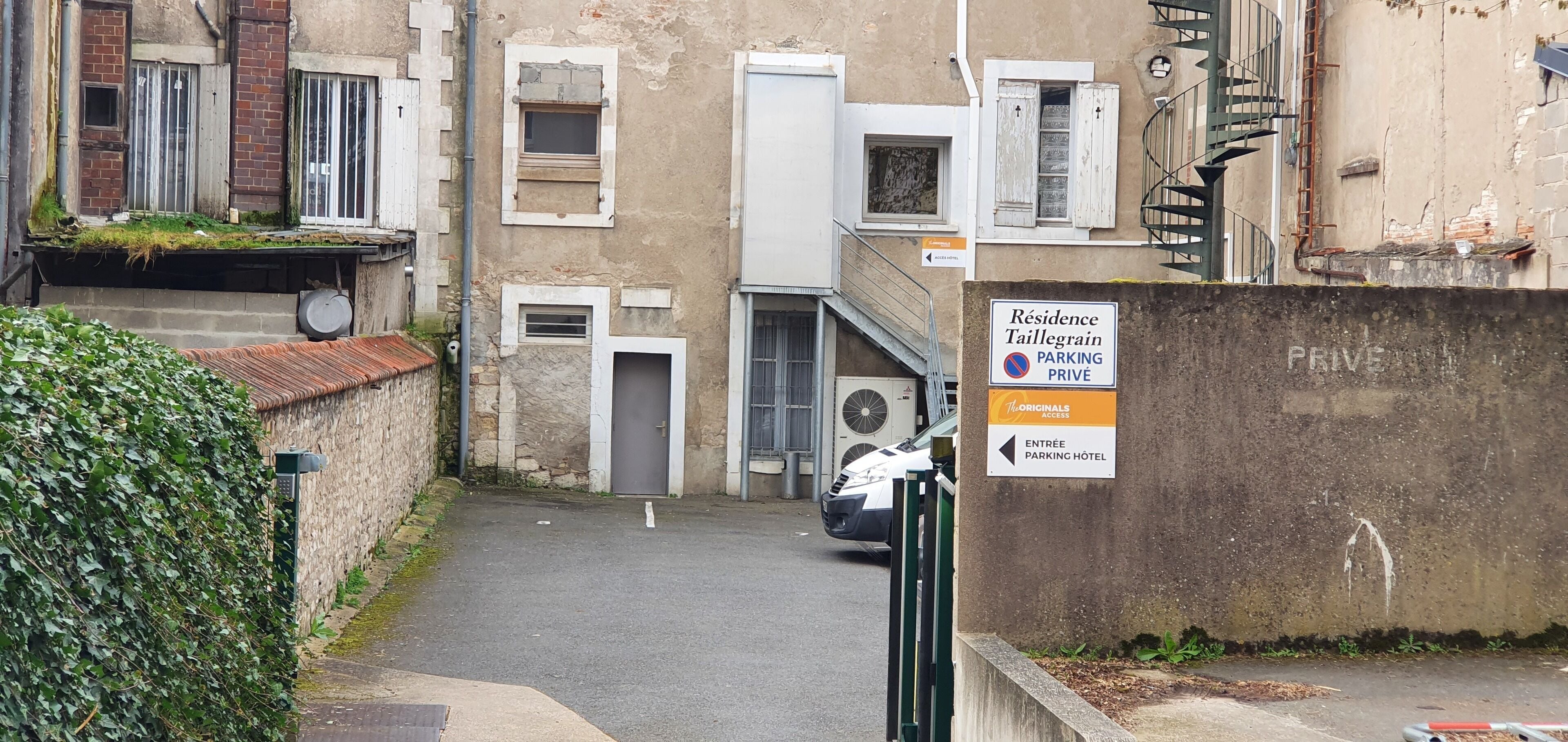 Parking sans voiturier (10 EUR par nuit)