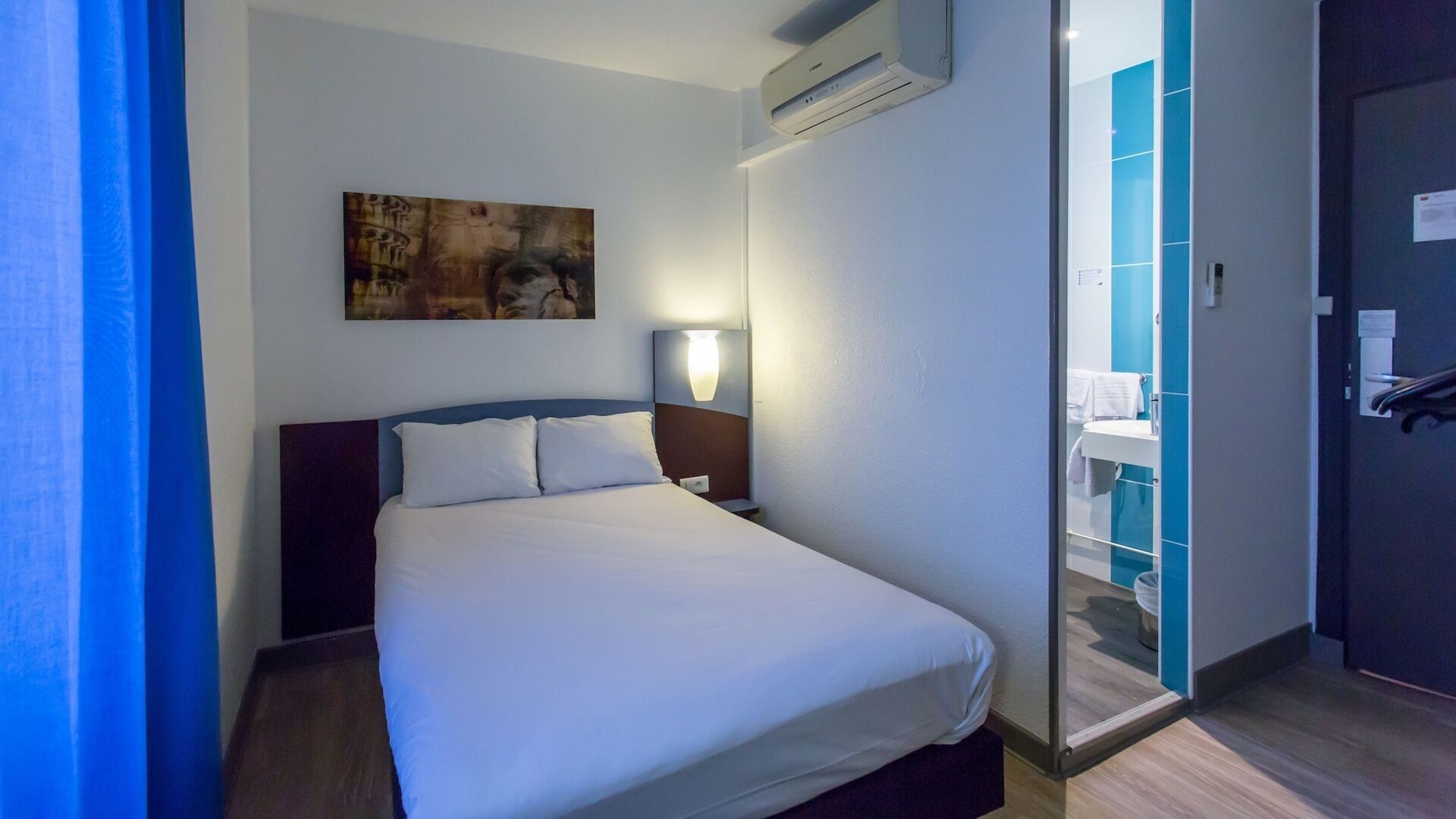 Desk, soundproofing, free WiFi, bed sheets