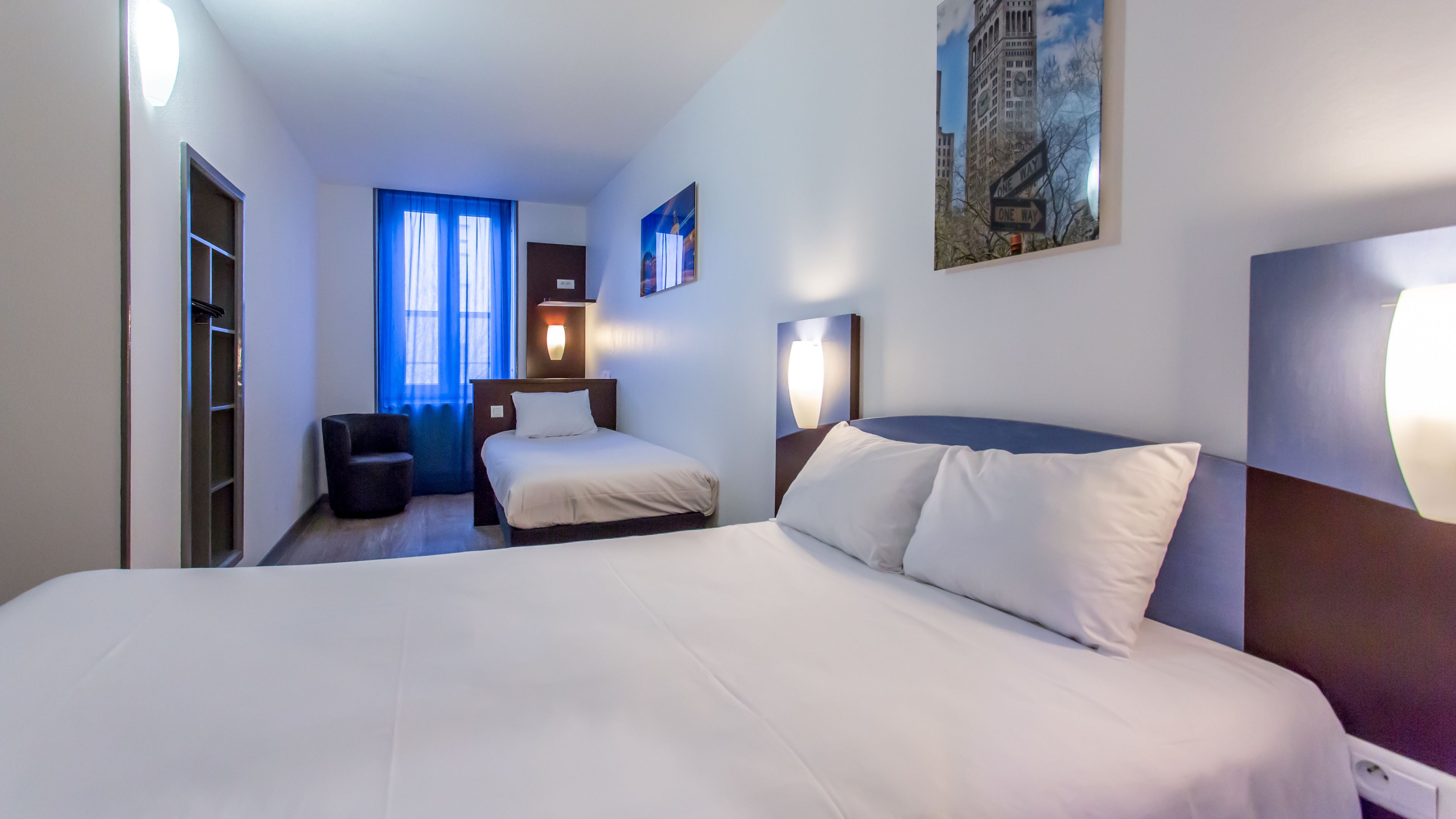 Familie driepersoonskamer | Een bureau, geluiddichte muren, gratis wifi, beddengoed