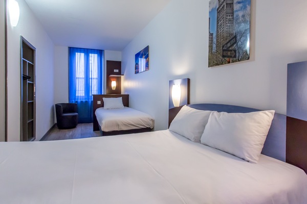 Habitación triple familiar | Escritorio, sistema de insonorización, wifi gratis y ropa de cama