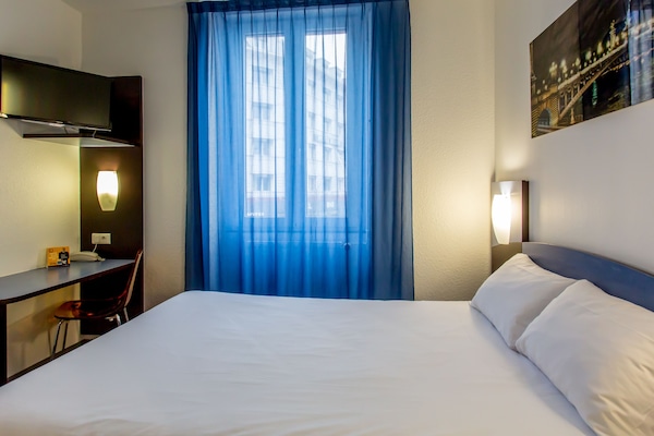 Escritorio, sistema de insonorización, wifi gratis y ropa de cama