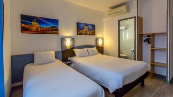 Familie driepersoonskamer | Een bureau, geluiddichte muren, gratis wifi, beddengoed