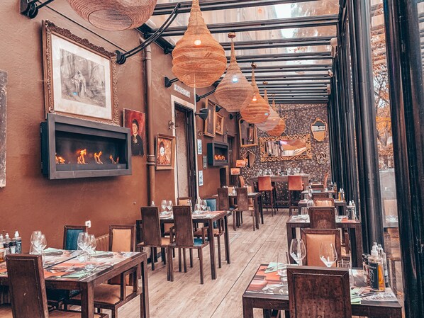 Lunch and dinner served - Royal Hotel (Nîmes)