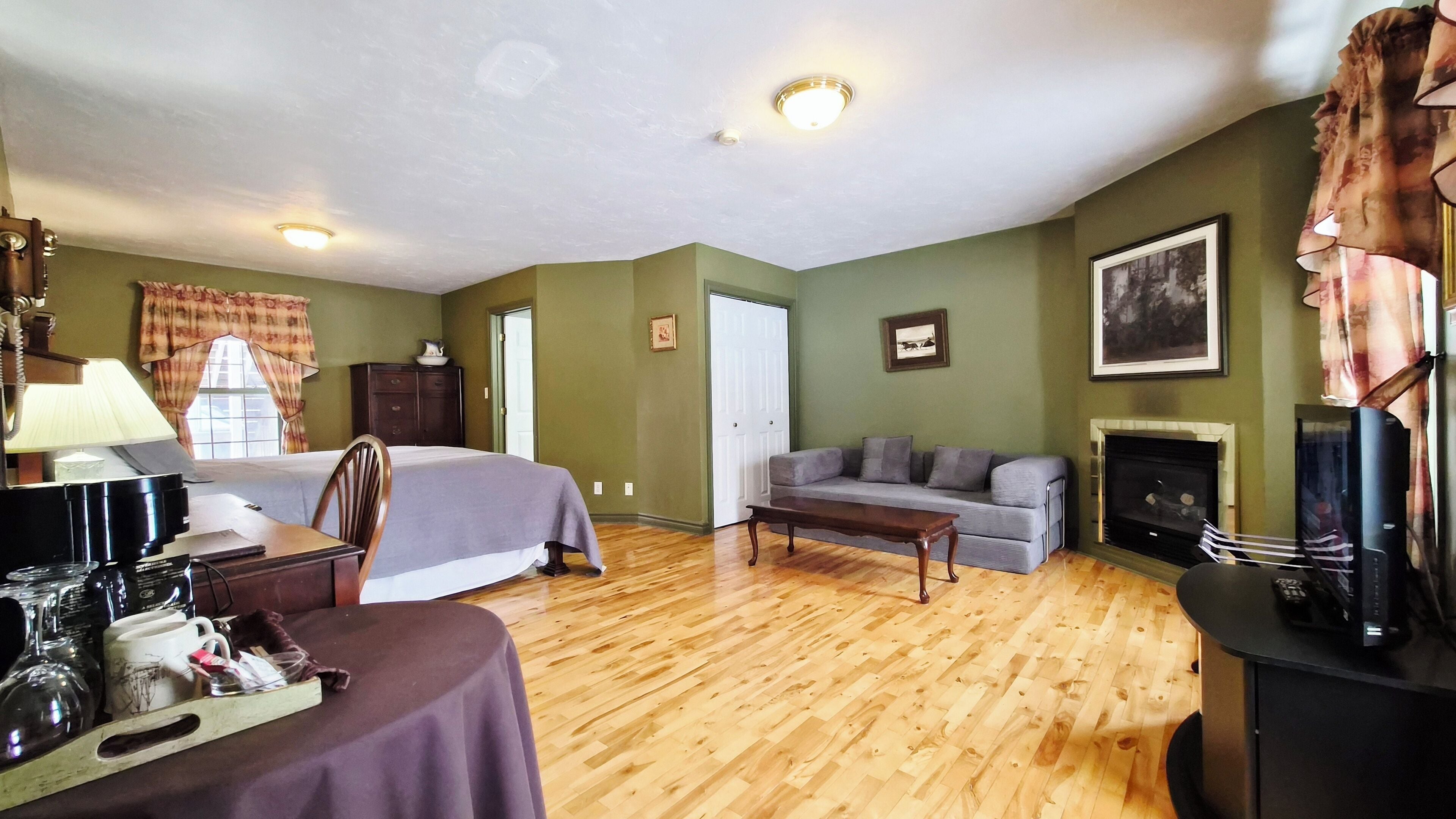 Superior Suite, 1 King Bed, Fireplace