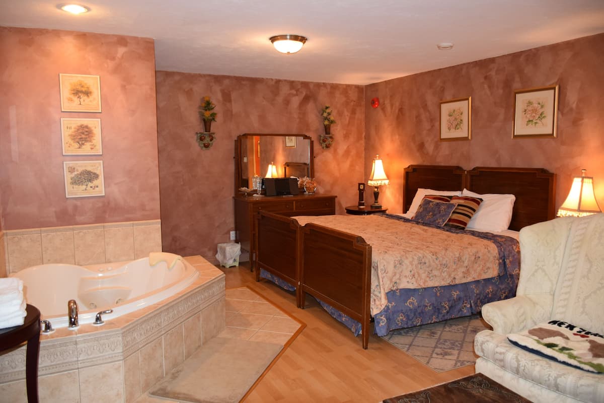 Honeymoon Suite, 1 King Bed, Balcony | 2 bedrooms, Egyptian cotton sheets, premium bedding, pillowtop beds