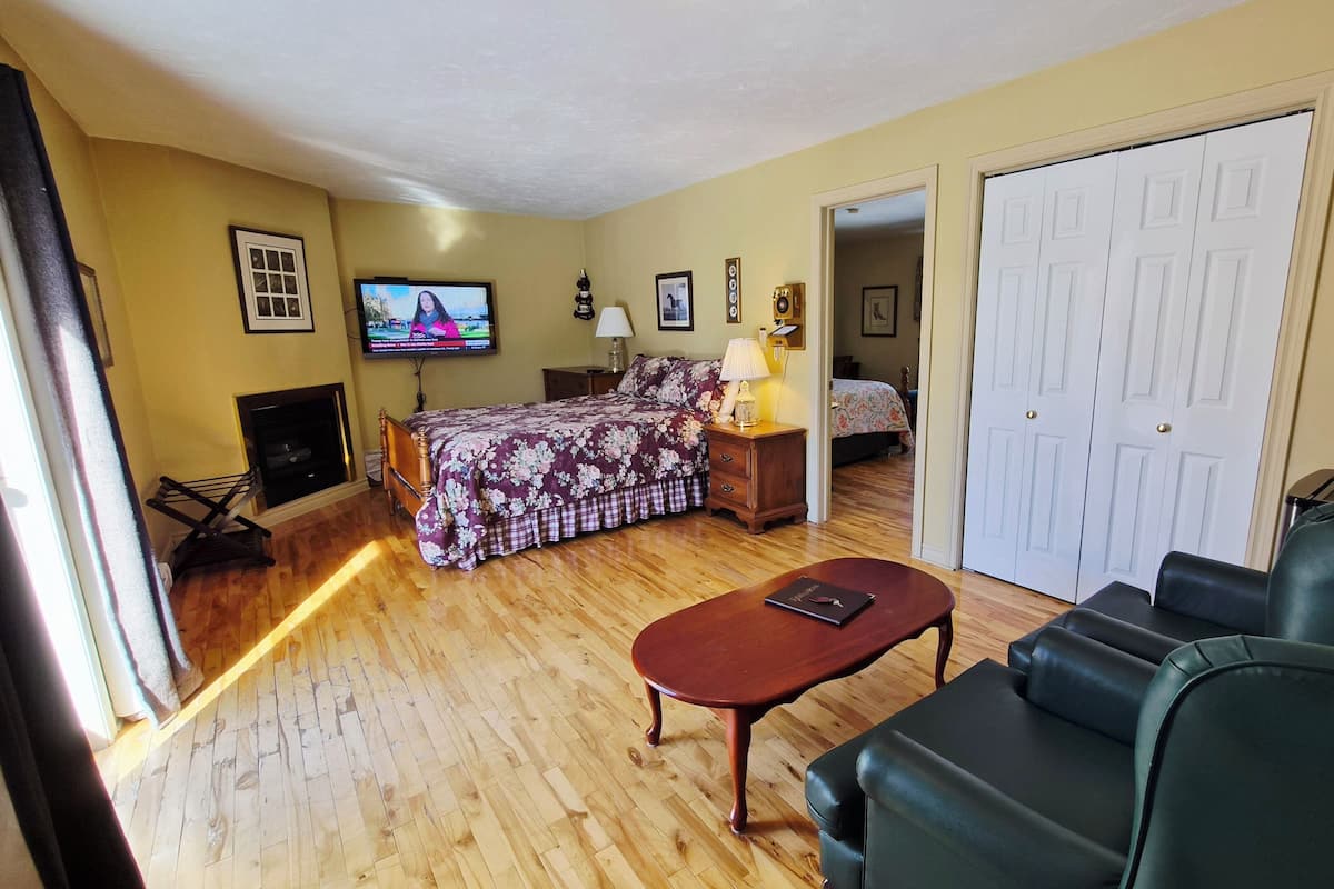 Family Suite, 2 Queen Beds, Fireplace