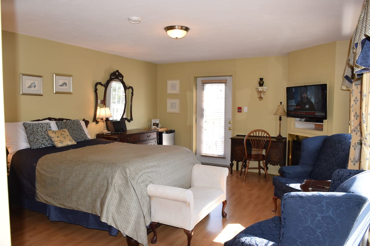 Premium Suite, 1 Queen Bed, Jetted Tub, Garden View | 2 bedrooms, Egyptian cotton sheets, premium bedding, pillowtop beds