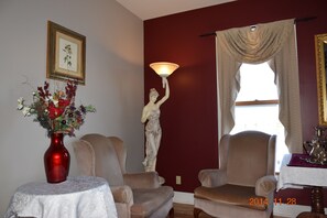 Lobby sitting area - Wild Rose Inn (Lakeville)