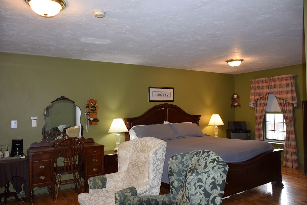 Superior Suite, 1 King Bed, Fireplace | 2 bedrooms, Egyptian cotton sheets, premium bedding, pillowtop beds