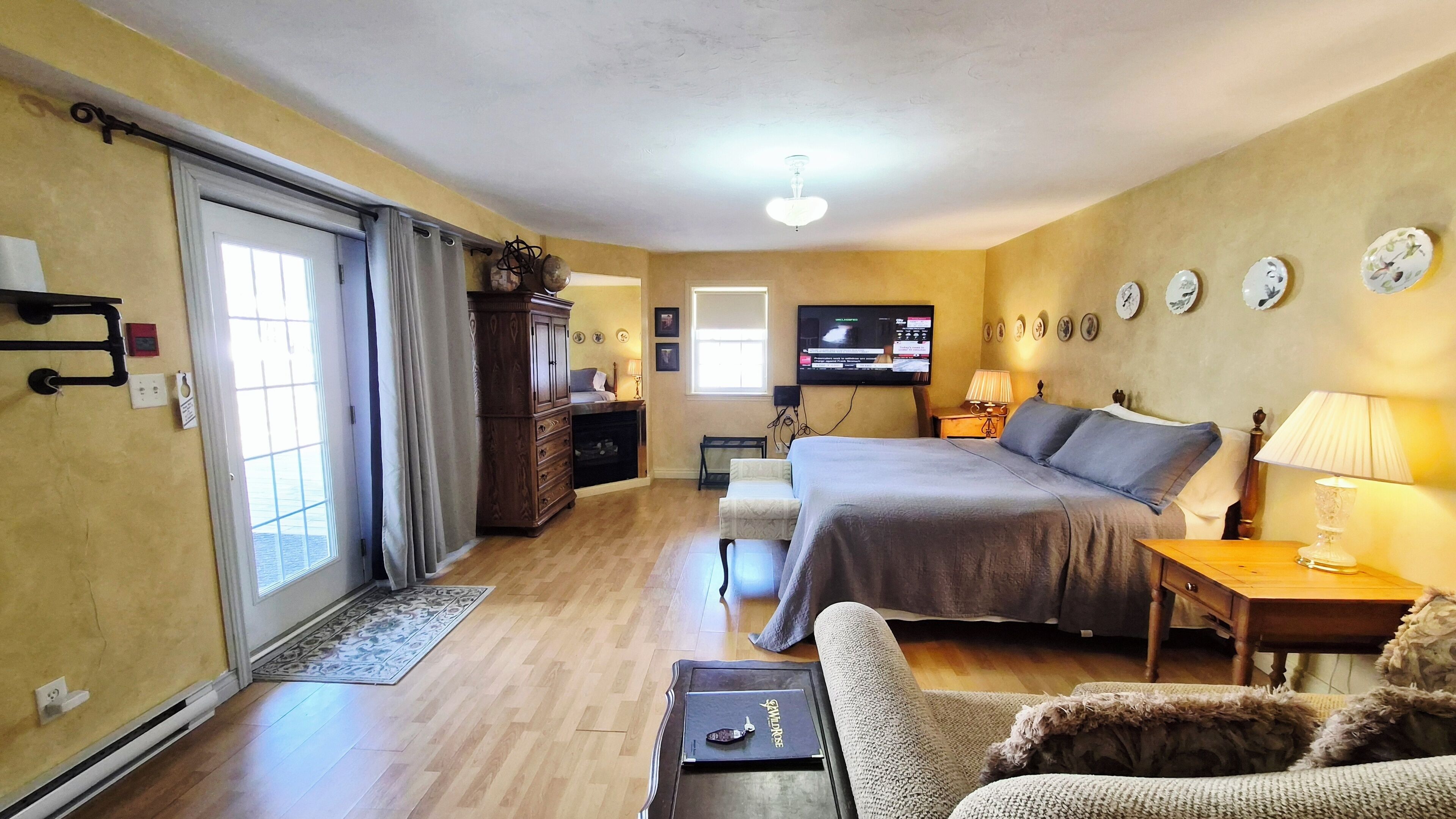 Standard Suite, 1 Queen Bed, Private Bathroom